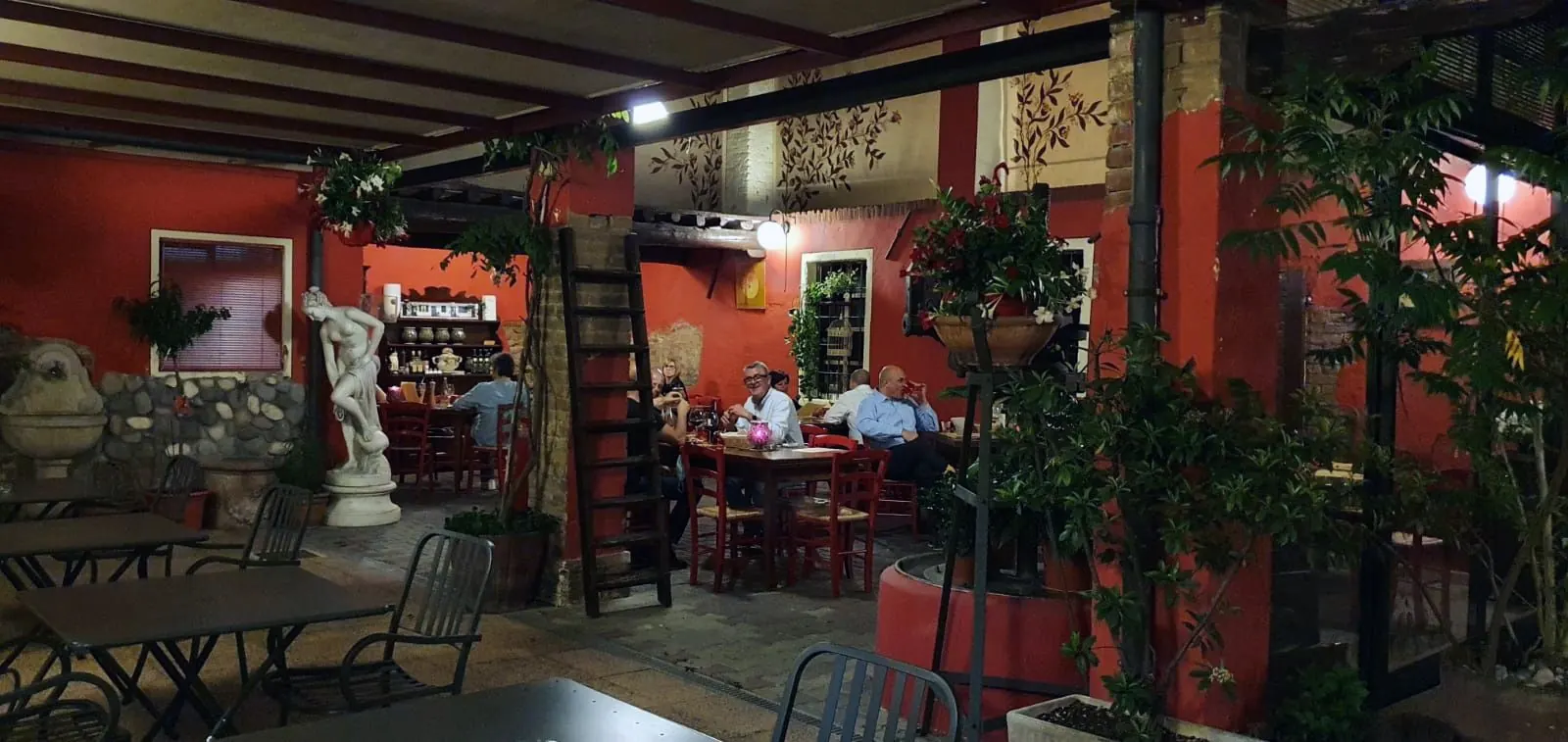Il cortile dell'osteria la sera