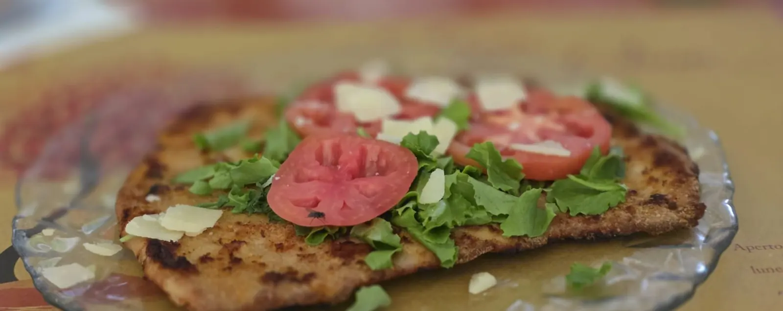 Orecchia di elefante, la cotoletta gigante, con pomodoro, rucola e scaglie di grana