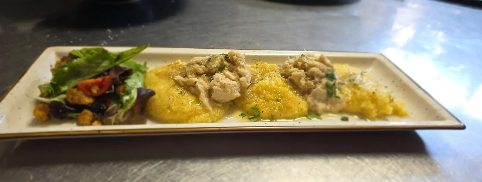 Polenta con mantecato di merluzzo e insalatina