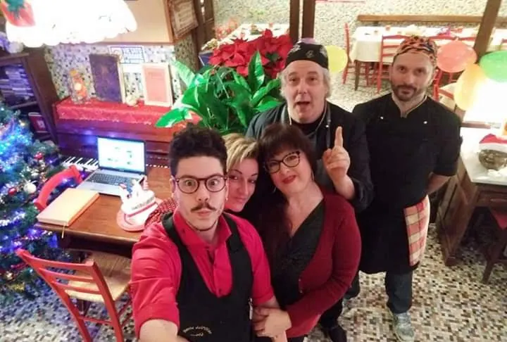 La squadra dell'Olmo riunita in sala per le feste di Natale