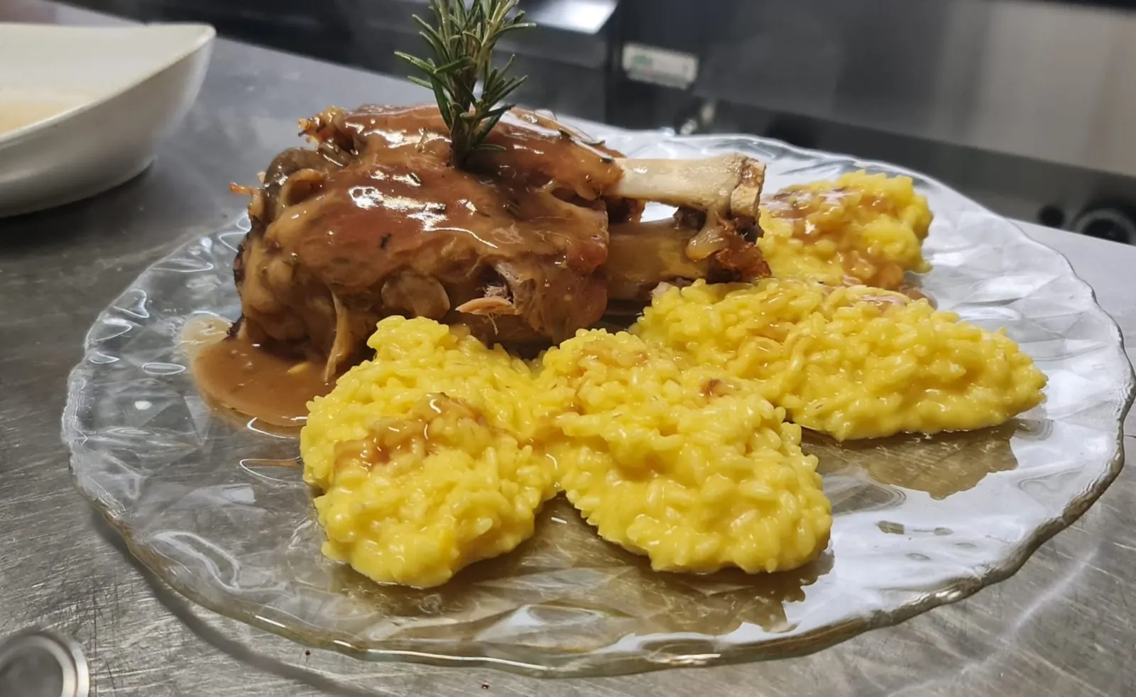 Stinco di maiale al forno con risotto alla milanese